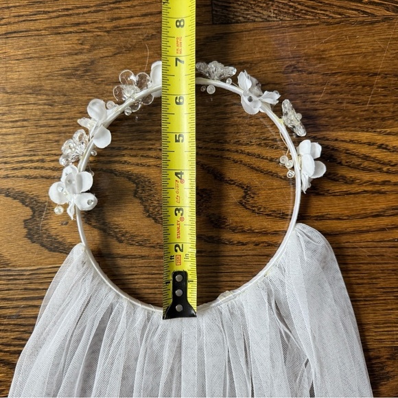 Claire’s White Communion Veil Flower Girl Headband with Pearls & Crystal Flowers - Picture 7 of 8